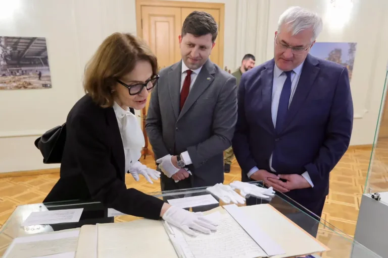 Сибига ја покани Нејнски да се запознае со архиви што ги поврзуваат историите на Бугарија и Украина