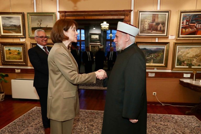 Министерката за надворешни работи на Р. Бугарија, Надежда Нејнски, организираше официјален ифтар во Пловдив