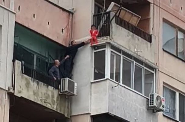 (Видео) Полицајци од Јамбол спасија мало дете кое висело од балкон на осми кат