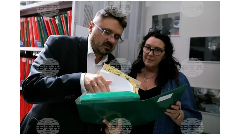 Светски познатата британска историчарка и авторка на документарци Бетани Хјуз ја посети архивата на БТА, ќе снима документарец за Софија