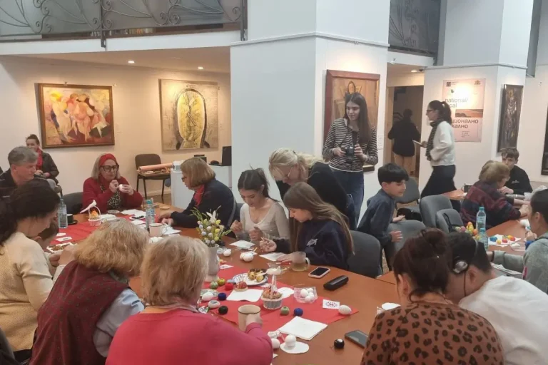 Во БКИЦ-Скопје се одржа велигденска работилница- дел од велигденските јајца беа украсени со традиционални бугарски везови