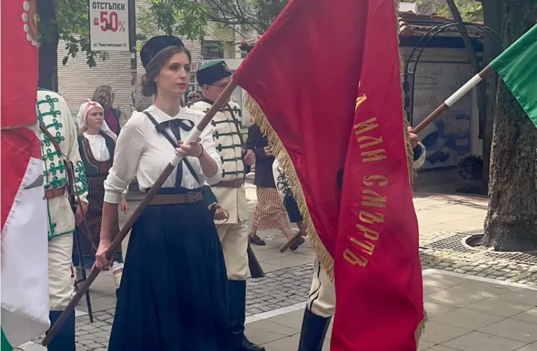 Уредници од РИМ – Благоевград развеаја знамиња во чест на 150 години од Априлската епопеја