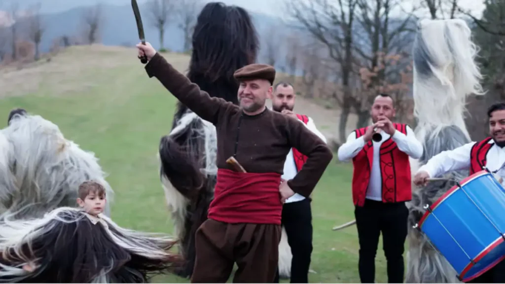 (Видео) Познатиот бугарски пејач од Пиринскиот крај Малин Домозетски ја воспеа кукерската традиција во својата најнова песна „Темна магла по полето“