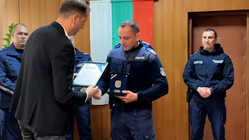 Наградени полицајците кои спасија дете од балкон во Јамбол