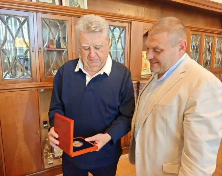 Општина Плевен го одликуваше со почесна плакета бугарскиот поет и публицист Марин Георгиев по повод неговата 80-та годишнина