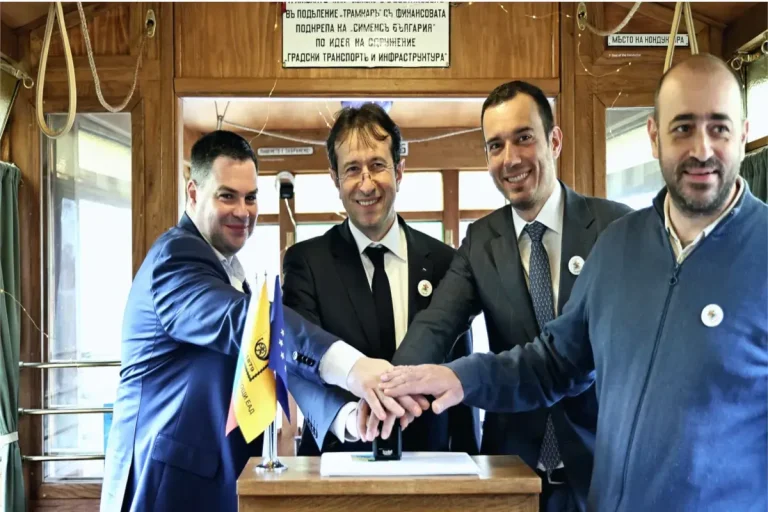 Првите трамвај и тролејбус во Софија се појавија на поштенска марка по повод 125 години електротранспорт во бугарскиот главен град