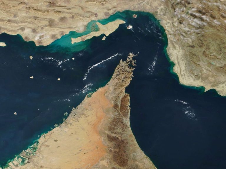 „ОАЕ сакаат да го отворат Ормускиот теснец, се подготвуваат за војна“, објави „Волстрит журнал“