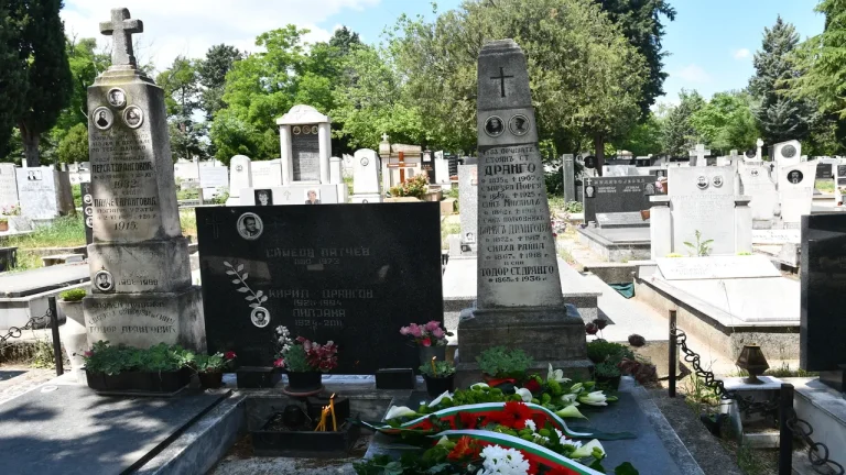 (Галерија) Делегација на бугарската амбасада, БКИЦ и бугарската заедница во Северна Македонија положи цвеќе на гробот на полковник Борис Дрангов во Скопје