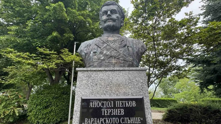 Ениџевардарското сонце покрај морето: историјата на Апостол војвода