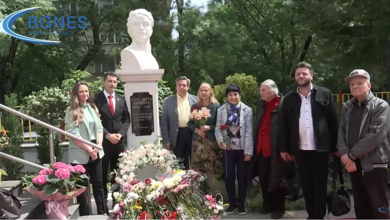 (Видео) Откриен споменик на бугарската поетеса Елисавета Багрјана во дворот на 51 СОУ во Софија