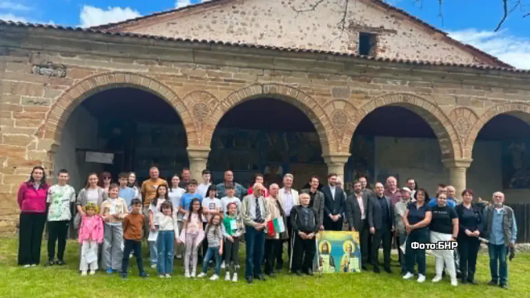 КИЦ „Босилеград“ и Град Софија свечено го одбележаа Денот на Светите браќа Кирил и Методиј во с. Извор, Босилеградско