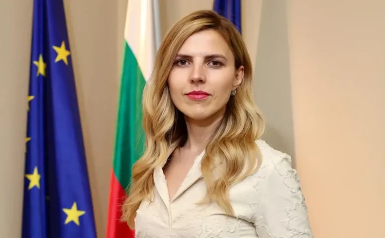 Шефицата на бугарската дипломатија ќе учествува во Советот за надворешни работи на ЕУ во Брисел