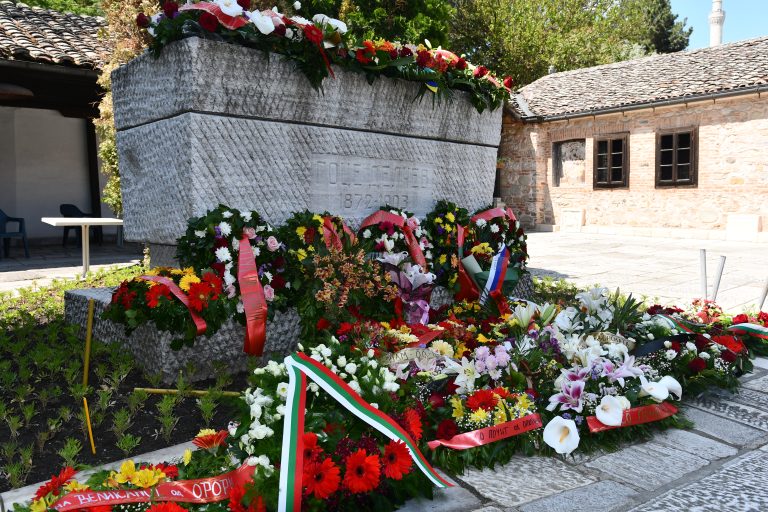 (Галерија) Желјазко Радуков: Како би гледал Гоце Делчев на постапките на оние кои го кинат бугарското знаме од венците што ги положуваме на неговиот саркофаг?