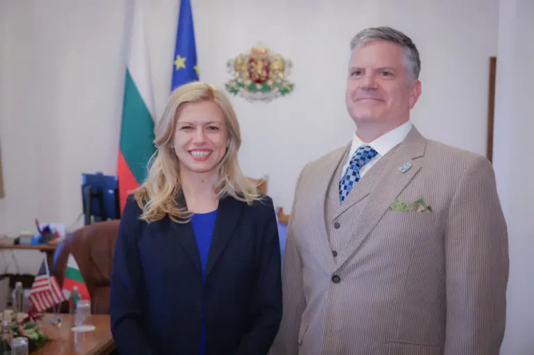 Претседателката на бугарскиот парламент Доцова го отвори прашањето за укинување на визите за Бугарите пред амбасадорот на САД во Софија
