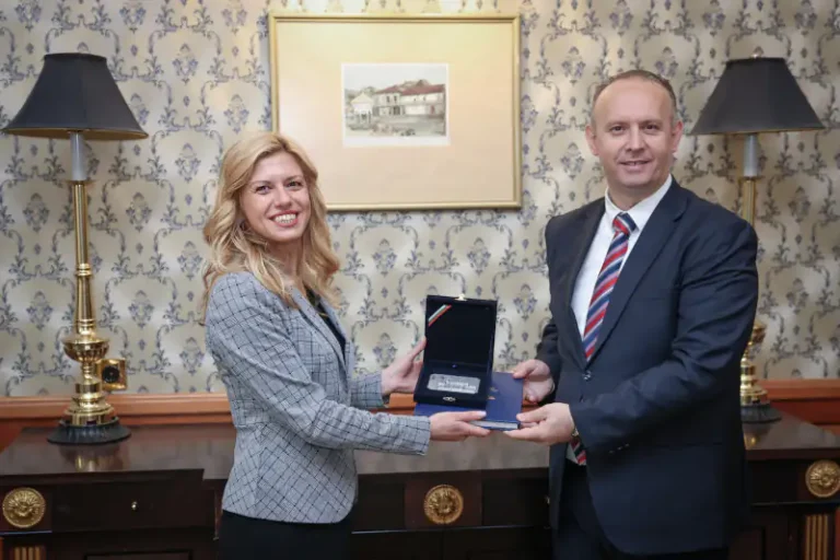 Доцова му порача на Гаши: Европскиот консензус не подлежи на договарање