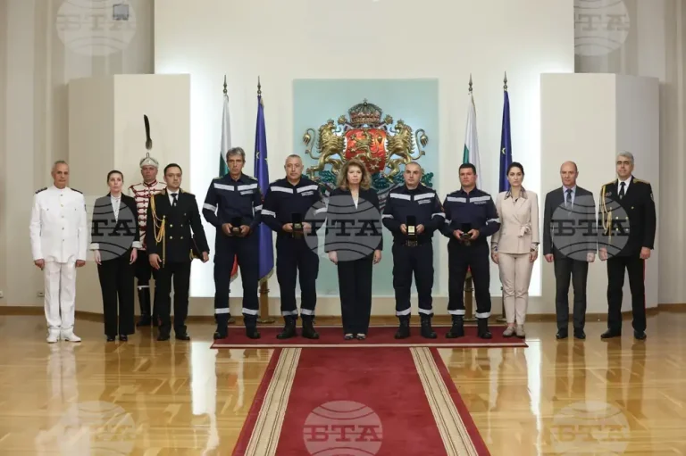 Јотова ги одликуваше пожарникарите кои учествуваа во спасувачката акција по големата сообраќајна несреќа во Софија