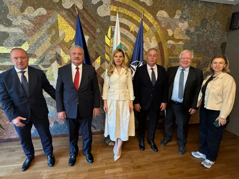 Шефицата на бугарската дипломатија Петрова се сретна со делегација на Фондацијата на бугарските православни цркви во Истанбул и Одрин