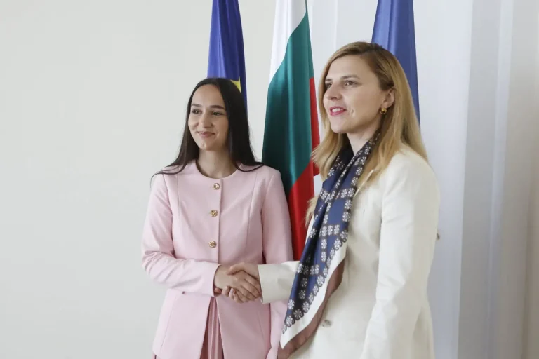 Министерката Велислава Петрова се сретна со Емили Караколева, избрана за младински делегат на ЕУ во ОН