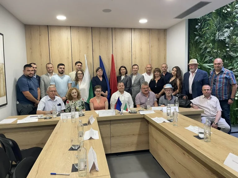 (Галерија) Бугарска делегација ја посети Мала Преспа и се сретна со претставници на бугарската заедница во Албанија