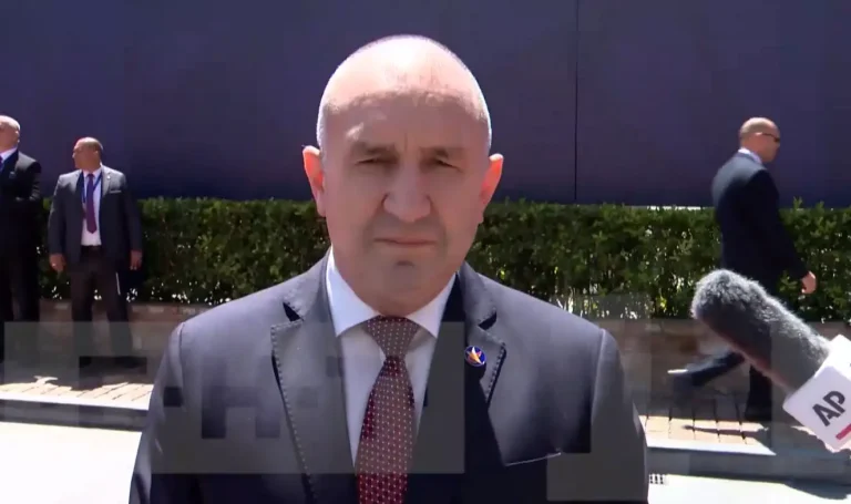 (Видео) Радев во Тиват: Нема да дозволиме внесување на наследени политички и историски проблеми во европското семејство