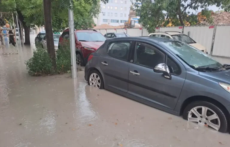 Силно невреме ја погоди Бугарија: две жени повредени во Јамбол, поплави во Варна и материјални штети на јужното крајбрежје