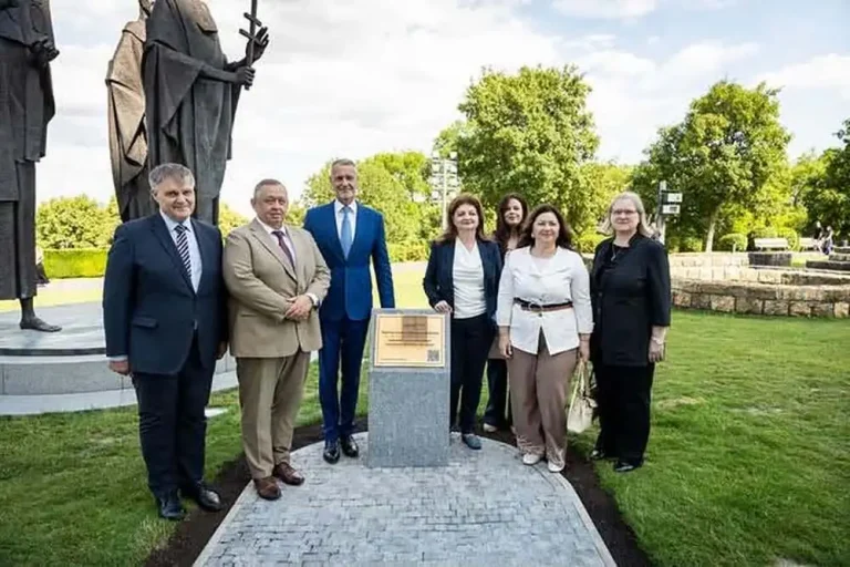 Дипломати на Бугарија и Северна Македонија присуствуваа на откривање спомен-плоча во чест на светите браќа Кирил и Методиј и нивниот ученик Горазд во Братислава