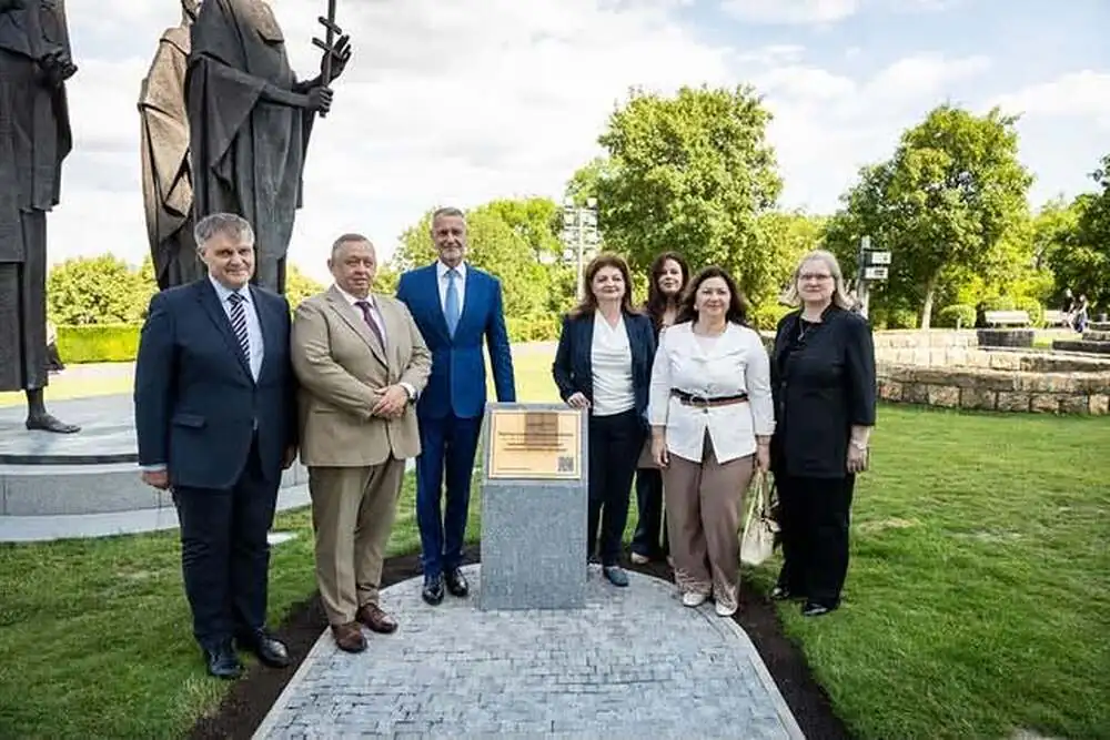 Дипломати на Бугарија и Северна Македонија присуствуваа на откривање спомен-плоча во чест на светите браќа Кирил и Методиј и нивниот ученик Горазд во Братислава