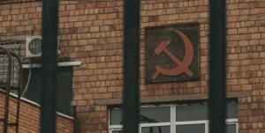Златото — гориво на комунизмот!