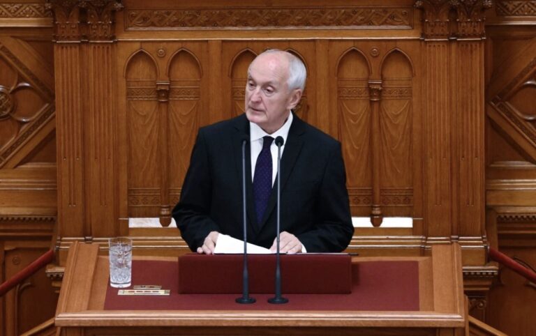 Новиот унгарски претседател ја презеде функцијата