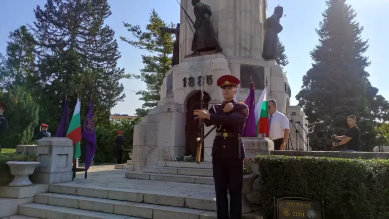 Со воен ритуал пред „Мајка Бугарија“ одбележано Соединението во Велико Трново