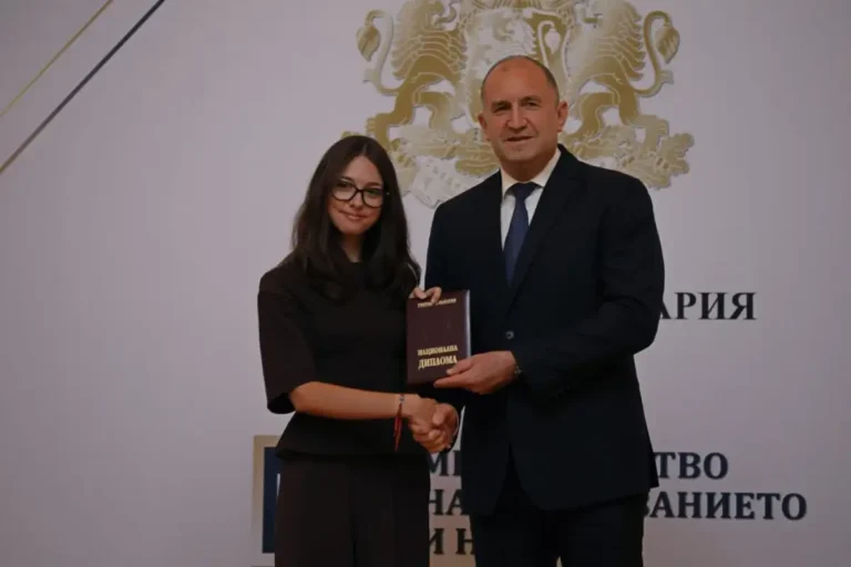Радев им врачи признанија на истакнати матуранти од Благоевград, Петрич, Гоце Делчев и Дупница