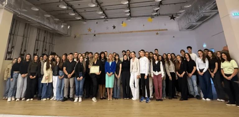 Претседателката на парламентот на Бугарија, Михаела Доцова, учествуваше на средба со ученици на тема „Бугарскиот парламентаризам – суштина, историја, иднина“