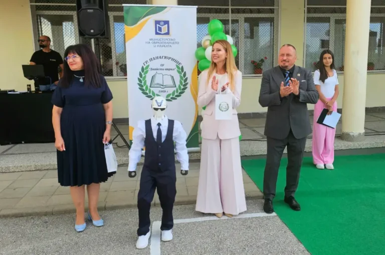 Бугарската заменик-министерка Тања Панчева и роботот Роберт ја отворија новата учебна година во Панаѓуриште, Бугарија