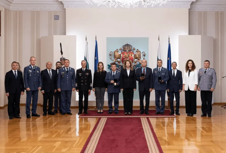 Бугарската претседателка Јотова одликува тројца офицери за придонесот кон военото воздухопловство