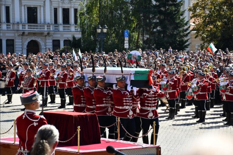 (Галерија) Посмртните останки на бугарскиот цар Самуил беа пречекани во Софија
