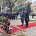 Бугарскиот амбасадор во Северна Македонија Желјазко Радуков положи венец пред споменикот на основачите на ВМОРО во Скопје