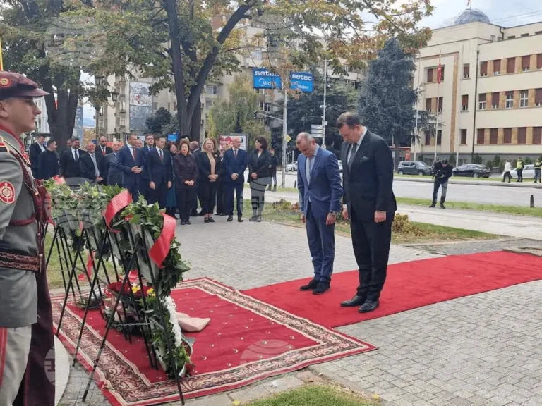 Бугарскиот амбасадор во Северна Македонија Желјазко Радуков положи венец пред споменикот на основачите на ВМОРО во Скопје
